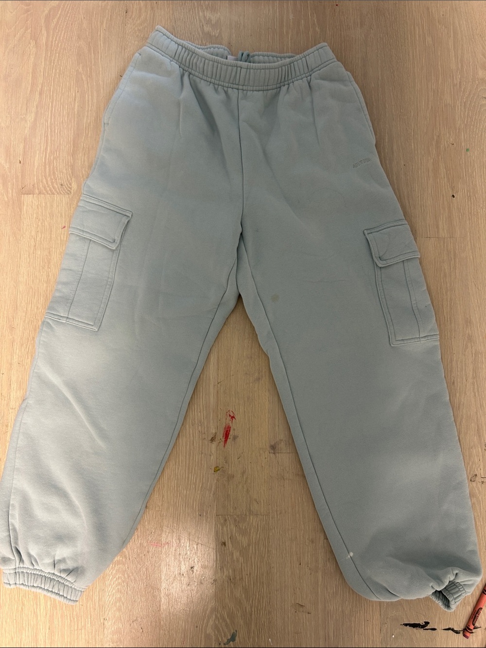 aritzia cargo sweatpants minor stain so very good deal!!! size small